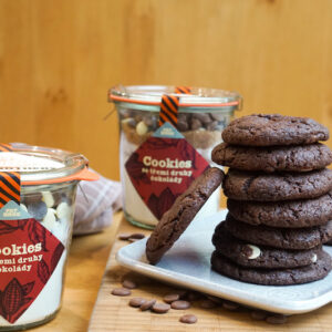 Cookies se třemi druhy čokolády v dóze, karamel a dárková krabička