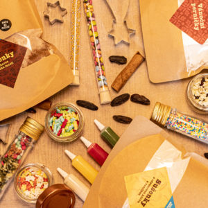 Perníčky nebo sušenky v balíčku s dárkem