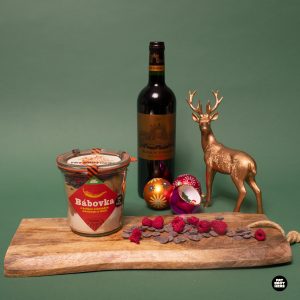 Bábovka s hořkou čokoládou, malinami a chilli v dárkovém balení s vínem