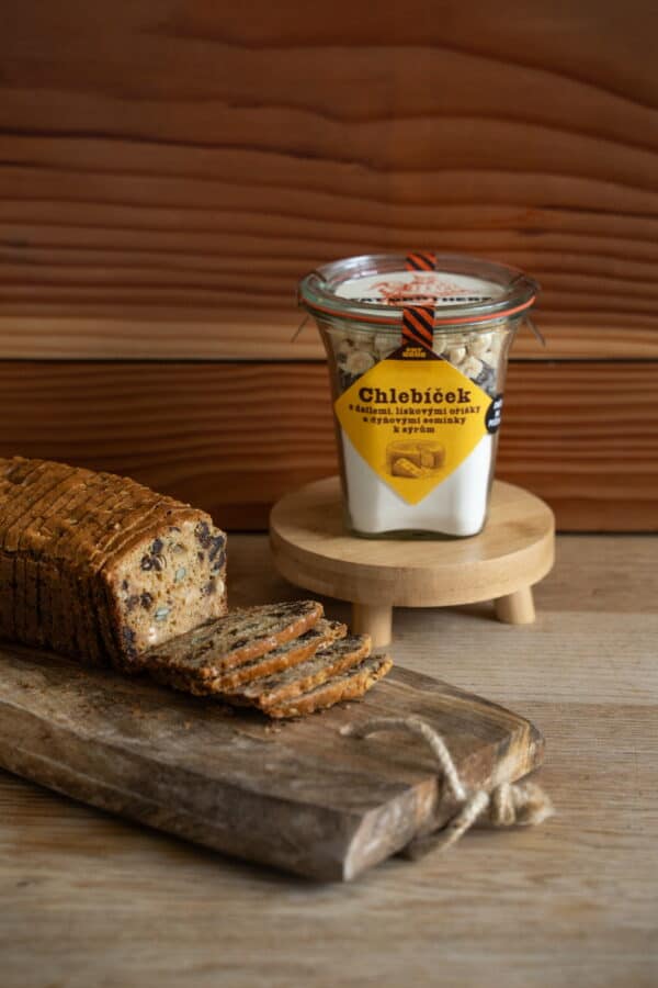 Chlebíček s datlemi, lískovými oříšky a dýňovými semínky v dóze