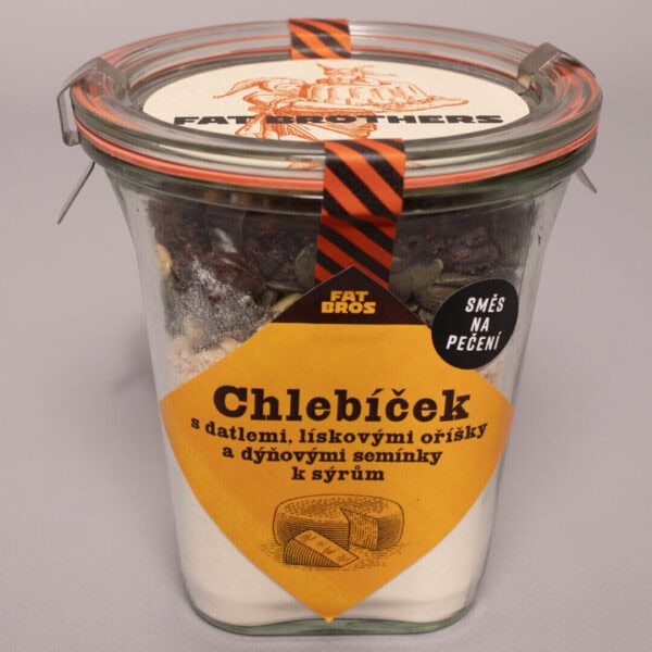 Chlebíček s datlemi, lískovými oříšky a dýňovými semínky v dóze