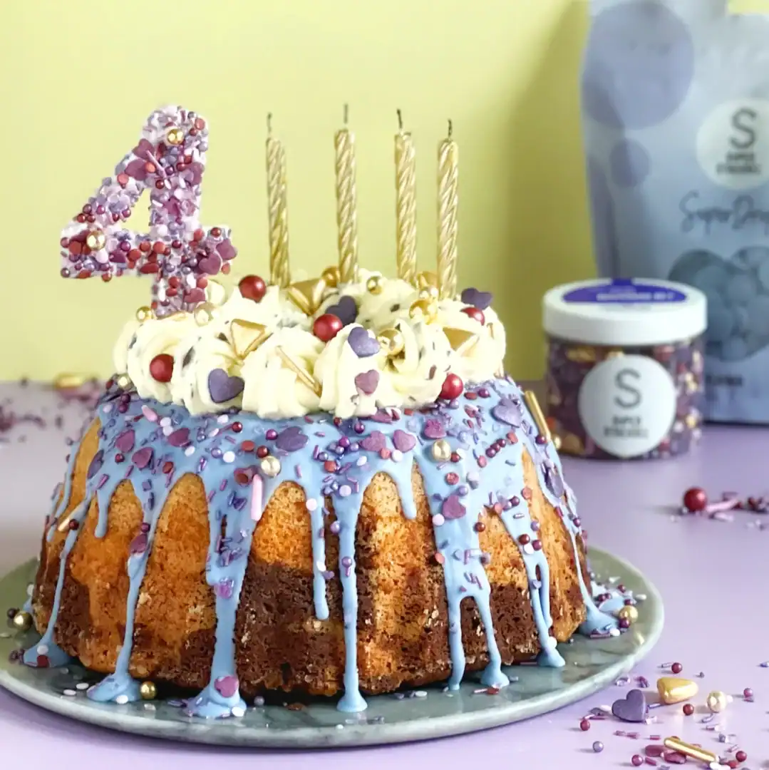 Hravý cukrový posyp na koláče a dorty fialový sen – Happy Sprinkles